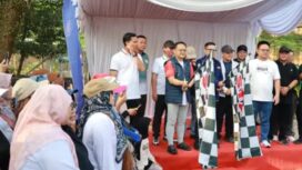 Ketua Karang Taruna Provinsi Banten Yudi Budi Wibowo saat melepas Peserta Jalan Santai Bulan Bakti Karang Taruna tingkat Provinsi Banten. Foto: Ist