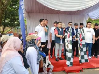 Ketua Karang Taruna Provinsi Banten Yudi Budi Wibowo saat melepas Peserta Jalan Santai Bulan Bakti Karang Taruna tingkat Provinsi Banten. Foto: Ist