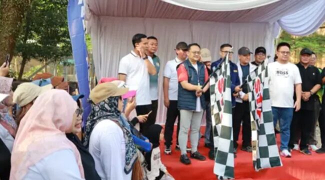 Ketua Karang Taruna Provinsi Banten Yudi Budi Wibowo saat melepas Peserta Jalan Santai Bulan Bakti Karang Taruna tingkat Provinsi Banten. Foto: Ist