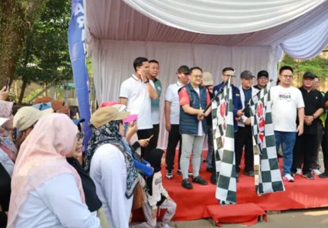 
 Ketua Karang Taruna Provinsi Banten Yudi Budi Wibowo saat melepas Peserta Jalan Santai Bulan Bakti Karang Taruna tingkat Provinsi Banten. Foto: Ist