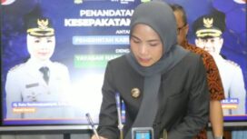 Penandatangan MoU antara Bupati Serang Ratu Rachmatuzakiyah dengan Handoko Ngadiman dari Yayasan Habitat Kemanusiaan Indonesia, dan Sugeng Triyono dari Komida. Foto: Ist