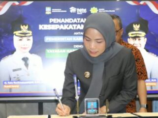 Penandatangan MoU antara Bupati Serang Ratu Rachmatuzakiyah dengan Handoko Ngadiman dari Yayasan Habitat Kemanusiaan Indonesia, dan Sugeng Triyono dari Komida. Foto: Ist