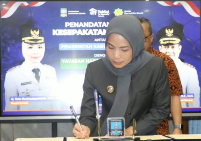 
 Penandatangan MoU antara Bupati Serang Ratu Rachmatuzakiyah dengan Handoko Ngadiman dari Yayasan Habitat Kemanusiaan Indonesia, dan Sugeng Triyono dari Komida. Foto: Ist