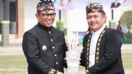 Gubernur Banten Andra Soni saat menyerahkan Penghargaan Kepada Camat Kelapa Dua Dadang Sudrajat. Foto: Iat