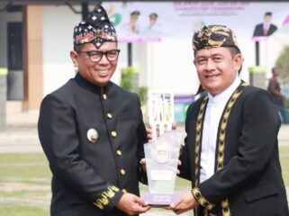 Gubernur Banten Andra Soni saat menyerahkan Penghargaan Kepada Camat Kelapa Dua Dadang Sudrajat. Foto: Iat
