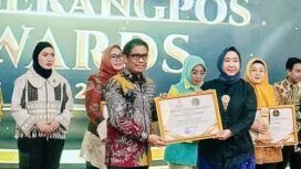VP Of Human Capital & General Affair JHL Group, Rull Panji Suroso mewakili CEO JHL Group Venny Fransisca Hermawan menerima Penghargaan Banten Achievement TangerangPos Awards 2026. Foto: Ist