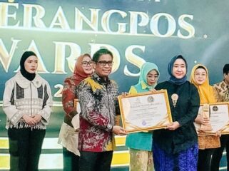 VP Of Human Capital & General Affair JHL Group, Rull Panji Suroso mewakili CEO JHL Group Venny Fransisca Hermawan menerima Penghargaan Banten Achievement TangerangPos Awards 2026. Foto: Ist