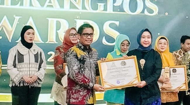 VP Of Human Capital & General Affair JHL Group, Rull Panji Suroso mewakili CEO JHL Group Venny Fransisca Hermawan menerima Penghargaan Banten Achievement TangerangPos Awards 2026. Foto: Ist