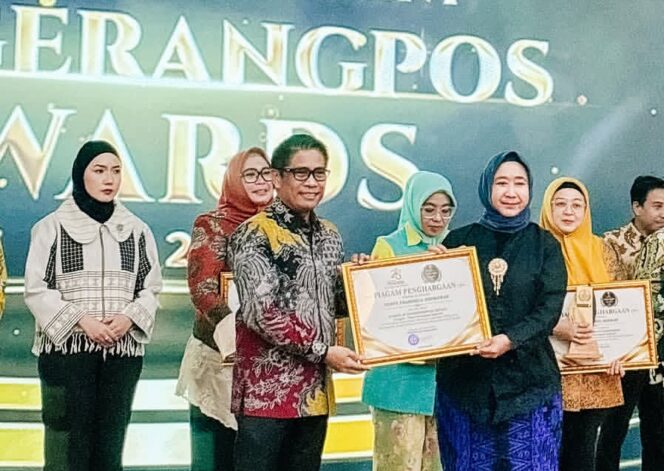 
 VP Of Human Capital & General Affair JHL Group, Rull Panji Suroso mewakili CEO JHL Group Venny Fransisca Hermawan menerima Penghargaan Banten Achievement TangerangPos Awards 2026. Foto: Ist