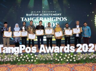Wali Kota Tangerang Sachrudin saat Menerima Penghargaan Banten Achievement TangerangPos Awards 2026. Foto: Ist