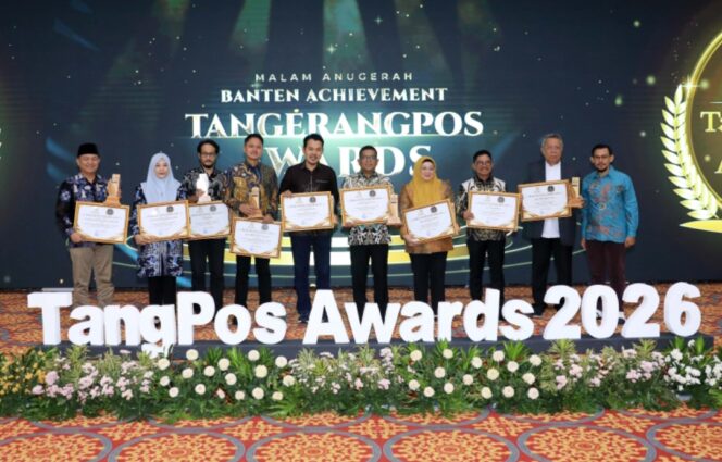 
 Wali Kota Tangerang Sachrudin saat Menerima Penghargaan Banten Achievement TangerangPos Awards 2026. Foto: Ist