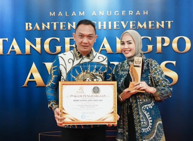 
 Pengusaha sekaligus influencer Jhon LBF beserta Istri usai menerima penghargaan Banten Achievement TangerangPos Awards 2026. Foto: TangerangPos 