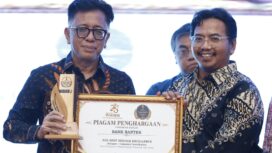 Direktur Operasional Bank Banten Purbaji Basuki saat menerima Penghargaan Banten Achievement TangerangPos Awards 2026. Foto: TangerangPos 