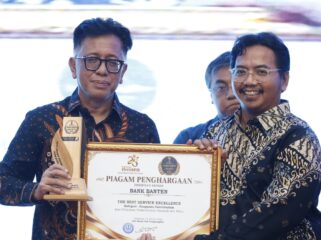 Direktur Operasional Bank Banten Purbaji Basuki saat menerima Penghargaan Banten Achievement TangerangPos Awards 2026. Foto: TangerangPos 