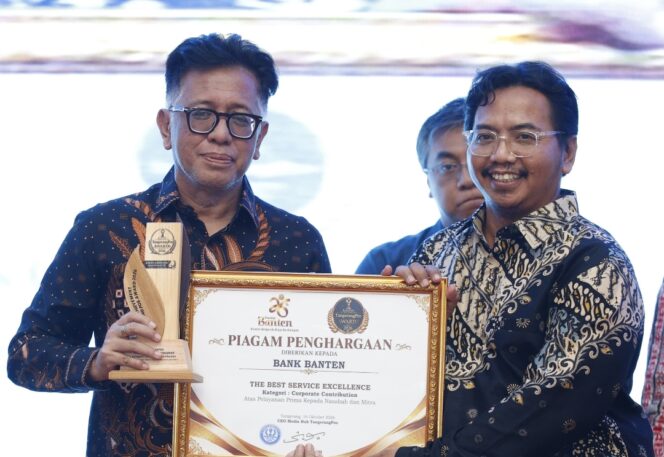 
 Direktur Operasional Bank Banten Purbaji Basuki saat menerima Penghargaan Banten Achievement TangerangPos Awards 2026. Foto: TangerangPos 