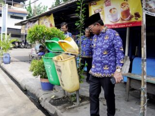 Wali Kota Tangerang Sachrudin saat meninjau Fasilitas Kebersihan di Kantor Kecamatan Karawaci. Foto: Ist