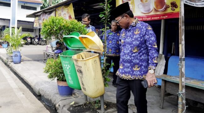 Wali Kota Tangerang Sachrudin saat meninjau Fasilitas Kebersihan di Kantor Kecamatan Karawaci. Foto: Ist