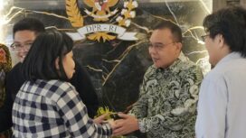 Wakil Ketua DPR RI Sufmi Dasco Ahmad saat menerima audiensi keluarga murid SMA Strada St. Thomas Aquino, Tangerang yang mengalami dugaan diskriminasi. Foto: Ist