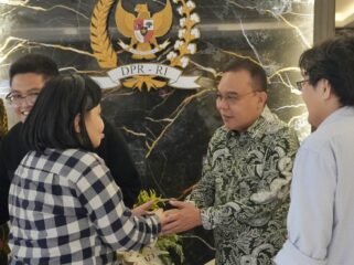 Wakil Ketua DPR RI Sufmi Dasco Ahmad saat menerima audiensi keluarga murid SMA Strada St. Thomas Aquino, Tangerang yang mengalami dugaan diskriminasi. Foto: Ist