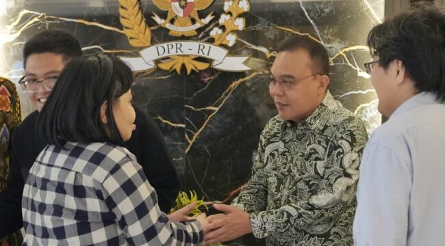 Wakil Ketua DPR RI Sufmi Dasco Ahmad saat menerima audiensi keluarga murid SMA Strada St. Thomas Aquino, Tangerang yang mengalami dugaan diskriminasi. Foto: Ist