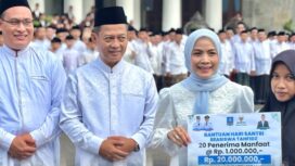 Bupati Serang Ratu Rachmatuzakiyah saat berikan Bantuan Pendidikan pada Momentum Hari Santri. Foto: ist