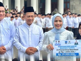 Bupati Serang Ratu Rachmatuzakiyah saat berikan Bantuan Pendidikan pada Momentum Hari Santri. Foto: ist