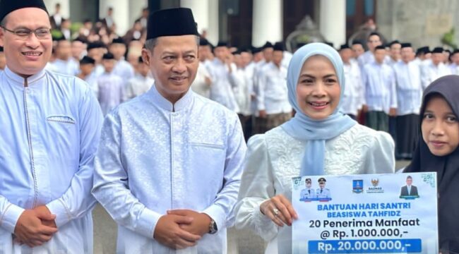 Bupati Serang Ratu Rachmatuzakiyah saat berikan Bantuan Pendidikan pada Momentum Hari Santri. Foto: ist