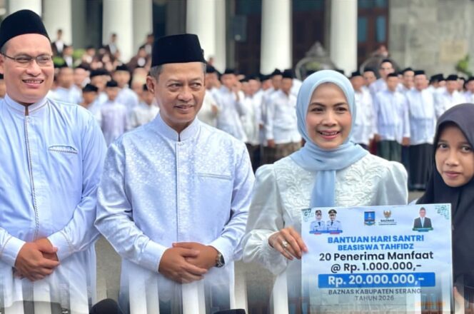 
 Bupati Serang Ratu Rachmatuzakiyah saat berikan Bantuan Pendidikan pada Momentum Hari Santri. Foto: ist