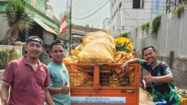 Warga RT 001/003 Kelurahan Pakulonan Barat Kecamatan Kelapa Dua Kabupaten Tangerang dan Relawan Banksasuci saat Kerja Bakti Gerakan Indonesia Asri. Foto: Idun