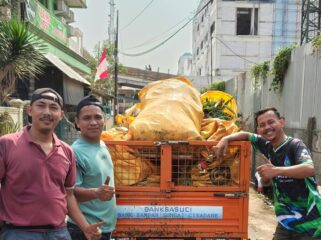 Warga RT 001/003 Kelurahan Pakulonan Barat Kecamatan Kelapa Dua Kabupaten Tangerang dan Relawan Banksasuci saat Kerja Bakti Gerakan Indonesia Asri. Foto: Idun
