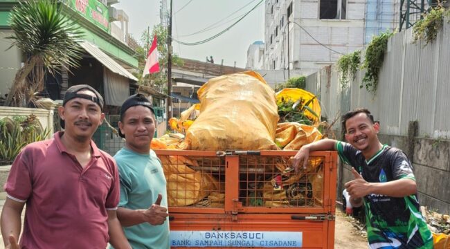 Warga RT 001/003 Kelurahan Pakulonan Barat Kecamatan Kelapa Dua Kabupaten Tangerang dan Relawan Banksasuci saat Kerja Bakti Gerakan Indonesia Asri. Foto: Idun