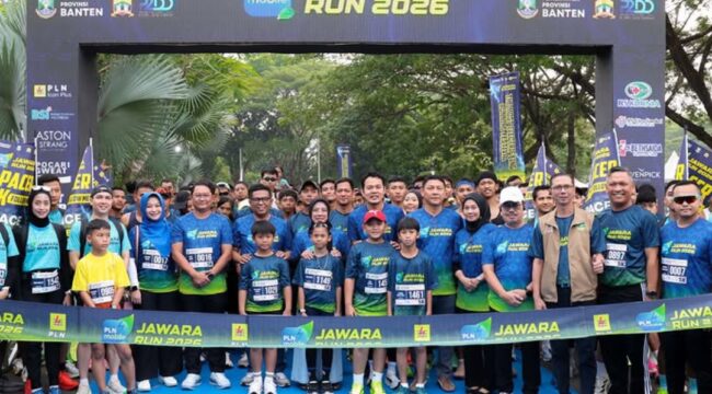 Gubernur Banten Andra Soni saat membuka Jawara Run 2026 yang dilaksanakan oleh PT PLN (Persero) Unit Induk Distribusi (UID) Banten di Kawasan Pusat Pemerintahan Provinsi Banten (KP3B), Kota Serang. Foto: Ist