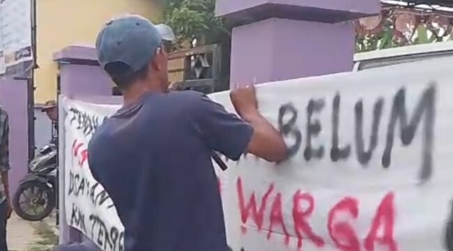 Sejumlah Warga Geruduk Kantor Desa Muara Kecamatan Teluknaga Kabupaten Tangerang. Foto: TangerangPos 