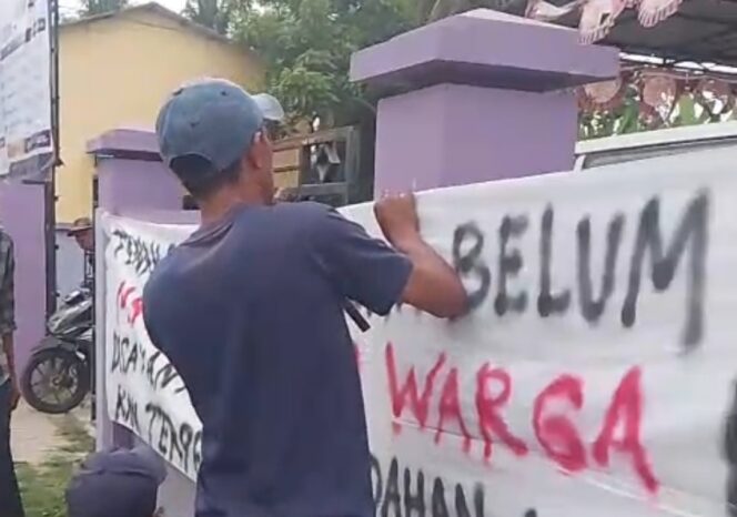 
 Sejumlah Warga Geruduk Kantor Desa Muara Kecamatan Teluknaga Kabupaten Tangerang. Foto: TangerangPos 
