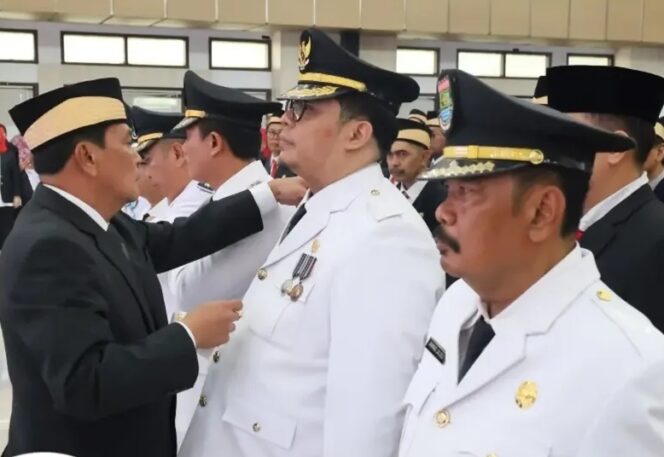 
 Bupati Tangerang, Moch. Maesyal Rasyid melaksanakan pelantikan dan pengambilan sumpah/janji jabatan sebanyak 362 Pegawai Negeri Sipil (PNS) dalam jabatan Administrator, jabatan Pengawas, dan jabatan Fungsional di lingkungan Pemerintah Kabupaten Tangerang. Foto : ist