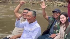 Menteri Pekerjaan Umum (PU) Doddy Hanggodo didampingi Gubernur Banten Andra Soni dan Wali Kota Tangerang Sachrudin saat melakukan susur Kali Angke. Foto: TangerangPos 