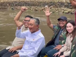 Menteri Pekerjaan Umum (PU) Doddy Hanggodo didampingi Gubernur Banten Andra Soni dan Wali Kota Tangerang Sachrudin saat melakukan susur Kali Angke. Foto: TangerangPos 