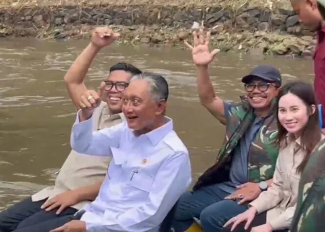 
 Menteri Pekerjaan Umum (PU) Doddy Hanggodo didampingi Gubernur Banten Andra Soni dan Wali Kota Tangerang Sachrudin saat melakukan susur Kali Angke. Foto: TangerangPos 