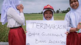 Siswi SD Dengan Tulus Bentangkan Poster Ucapkan Terimakasih Kepada Gubernur Banten. Foto: Awal Rijal 