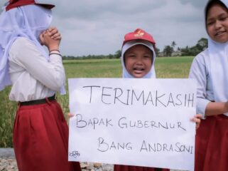 Siswi SD Dengan Tulus Bentangkan Poster Ucapkan Terimakasih Kepada Gubernur Banten. Foto: Awal Rijal 