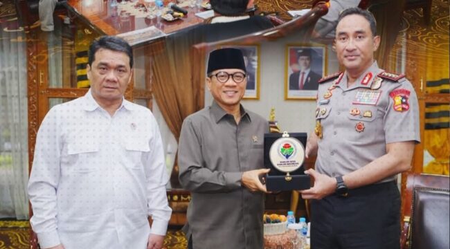 Menteri Desa dan Pembangunan Daerah Tertinggal, Yandri Susanto saat Bertemu Kapolri Jenderal Polisi Suyudi Ario Seto di Mabes Polri, Jakarta. Foto: Ist