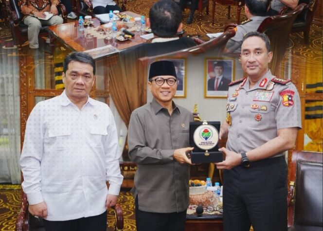 
 Menteri Desa dan Pembangunan Daerah Tertinggal, Yandri Susanto saat Bertemu Kapolri Jenderal Polisi Suyudi Ario Seto di Mabes Polri, Jakarta. Foto: Ist