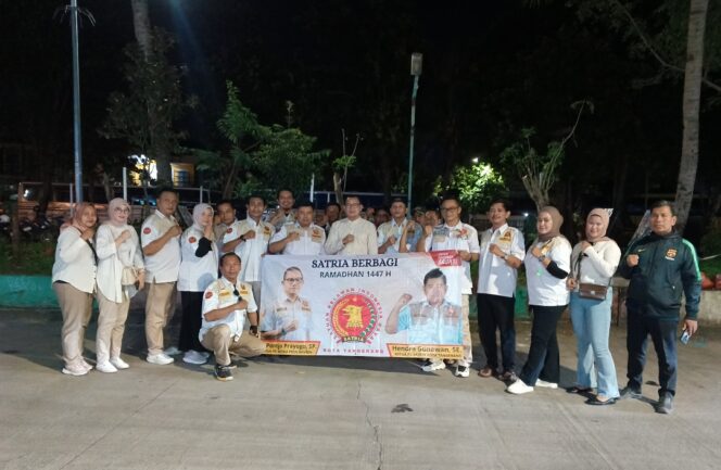 
 Pengurus PC Satria Kota Tangerang saat bagikan Takjil di kawasan Uwung Jaya Cibodas Kota Tangerang. Foto: Dot