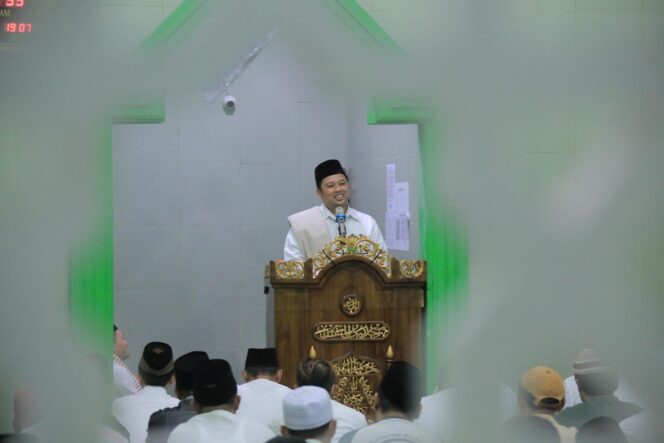 
 Wali Kota Tangerang saat Sholat Tarawih di Masjid Baitul Muttaqien Karawaci Baru. Foto: Humas Kota Tangerang. 