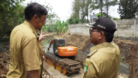 Wali Kota Tangerang Sachrudin dan Kepala DPUPR Kota Tangerang Taufik Syahzaeni saat meninjau Normalisasi Kali Cantiga Karang Tengah. Foto: Ist