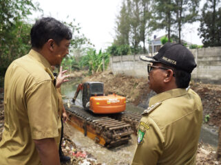 Wali Kota Tangerang Sachrudin dan Kepala DPUPR Kota Tangerang Taufik Syahzaeni saat meninjau Normalisasi Kali Cantiga Karang Tengah. Foto: Ist