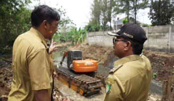 Wali Kota Tangerang Sachrudin dan Kepala DPUPR Kota Tangerang Taufik Syahzaeni saat meninjau Normalisasi Kali Cantiga Karang Tengah. Foto: Ist