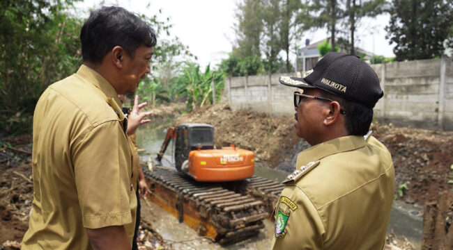 Wali Kota Tangerang Sachrudin dan Kepala DPUPR Kota Tangerang Taufik Syahzaeni saat meninjau Normalisasi Kali Cantiga Karang Tengah. Foto: Ist