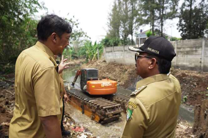 
 Wali Kota Tangerang Sachrudin dan Kepala DPUPR Kota Tangerang Taufik Syahzaeni saat meninjau Normalisasi Kali Cantiga Karang Tengah. Foto: Ist