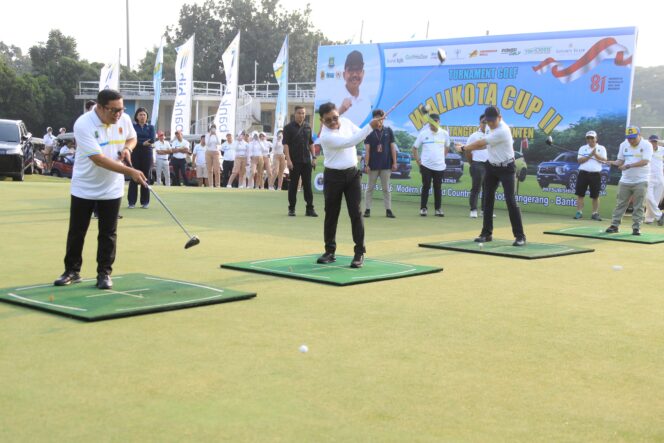 
 Wali Kota Tangerang, H. Sachrudin, didampingi Wakil Wali Kota Tangerang, H. Maryono saat Pembukaan Turnamen Golf. Foto: Ist